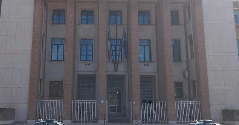 Caporalato, un bracciante: 4 euro all'ora, sui furgoni uno sopra l'altro