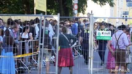 Al via l'Oktoberfest a Monaco, è "corsa alla birra"
