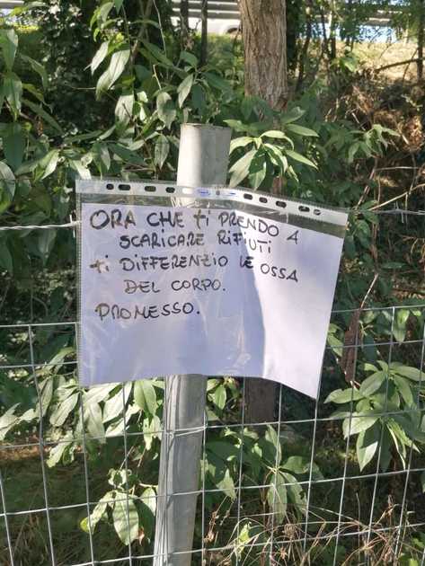 FOTO/ Una discarica a cielo aperto e quella ‘minaccia’ di un residente…