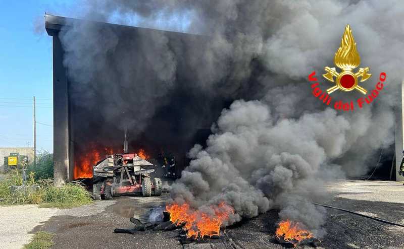 Guardamiglio, incendio nel capannone di una cascina: distrutti attrezzi agricoli