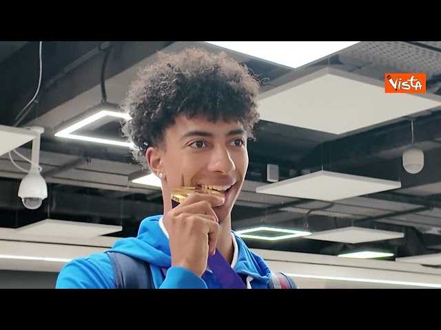 L'atleta Furlani, medaglia d'oro Mondiali atletica di Tokyo, torna in Italia, l’arrivo a Fiumicino – Il video