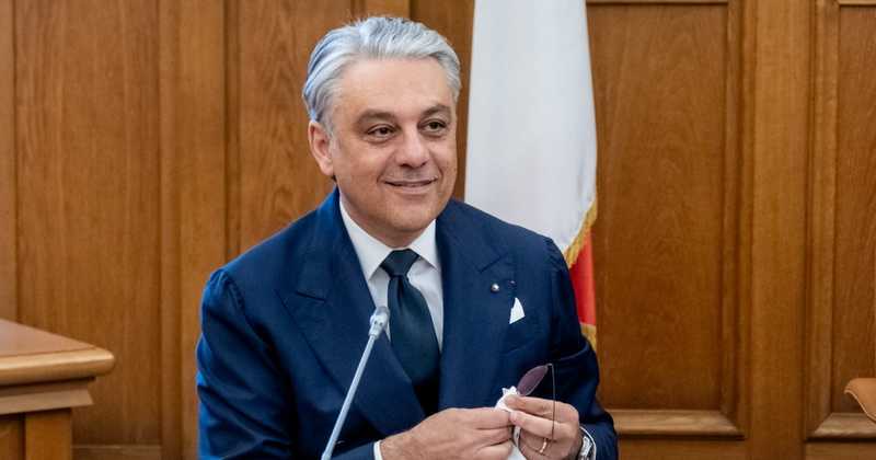 “Lavorare 65 ore a settimana 6 giorni su 7, WhatsApp al posto delle email e ‘parlare male di se stessi ma non dei colleghi'”: le regole d’oro del super manager Luca De Meo