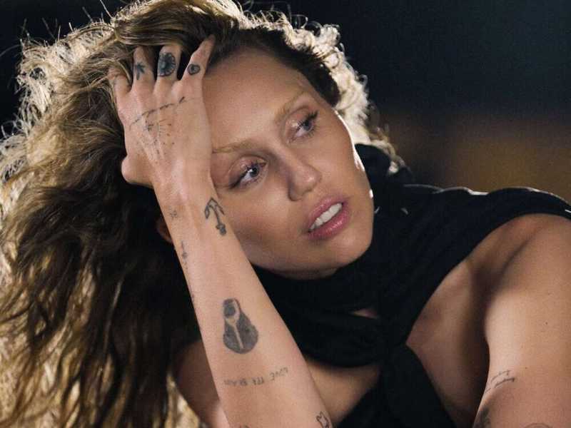 Miley Cyrus pubblica “Something Beautiful (Deluxe)” con due inediti e collaborazioni iconiche