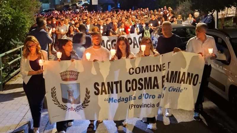 Mille in piazza per ricordare Paolo. Ci sono anche i compagni di classe