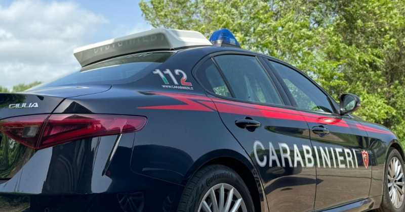 Ragazzina di 14 anni salva la madre dal vicino di casa che tentava di strangolarla: l’ha colpito con una bottiglia in testa