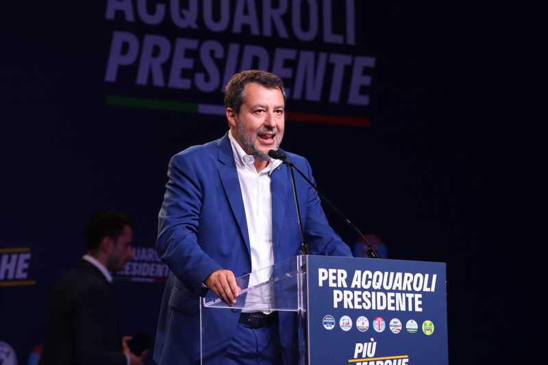 Salvini annulla gli impegni per sottoporsi a controlli medici: “Nulla di grave, calcoli renali”