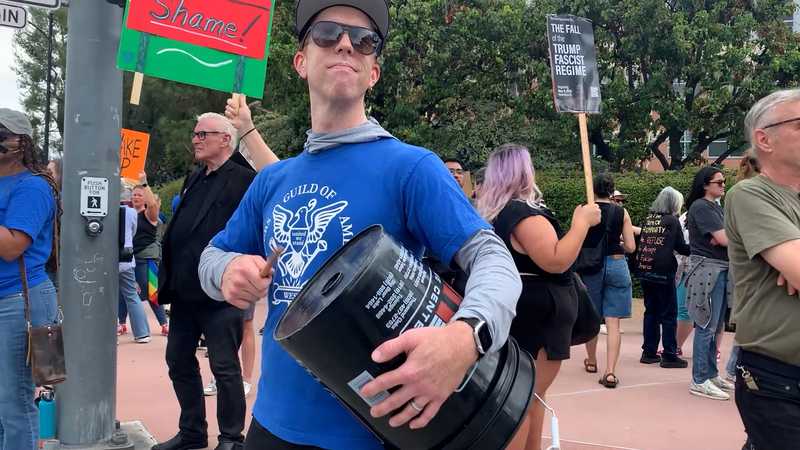 Show di Jimmy Kimmel cancellato, l’ira dei lavoratori dello spettacolo davanti alla Disney: “I vostri diritti sono i prossimi”