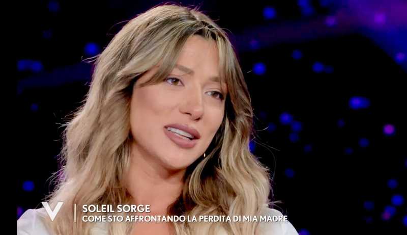 Soleil Sorge in lacrime parla della prematura scomparsa di sua mamma: “Sapeva che le restavano pochi mesi di vita ma non me l’ha detto per proteggermi”