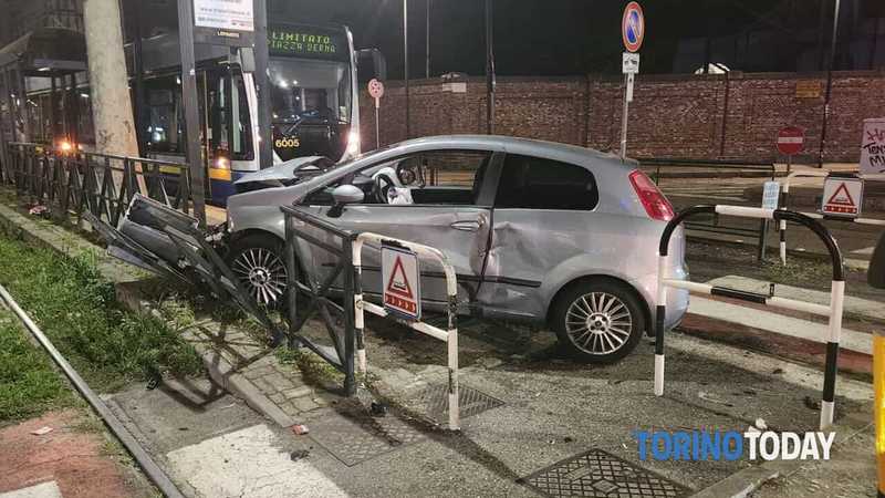 Torino, incidente tra corso Turati e corso Lepanto: coinvolti due veicoli, diversi feriti