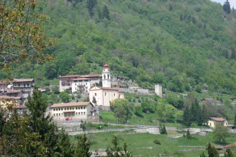 Un’oasi senza tempo, il borgo incantato tra vicoli di pietra e un lago di cristallo: ti aspetta nel cuore d’Italia