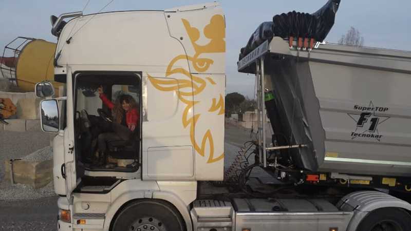 Vita da camioniste: il microonde in cabina, i bagni per soli uomini e i consigli per evitare incidenti