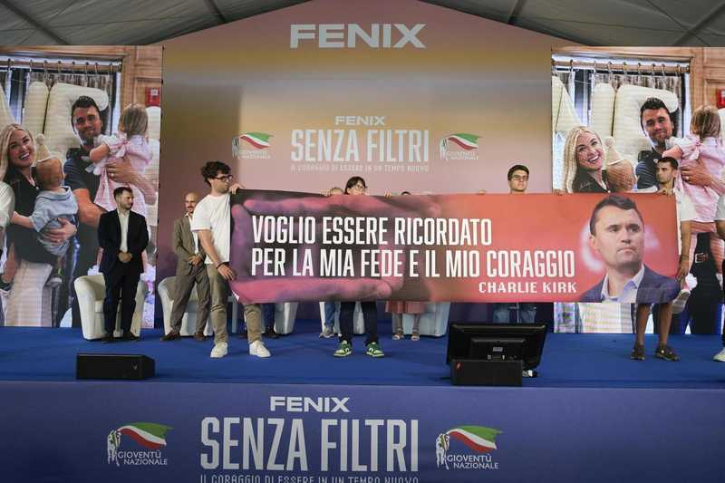 Funerali di Charlie Kirk oggi in Arizona: la marea Maga allo stadio tra dress code e divieti