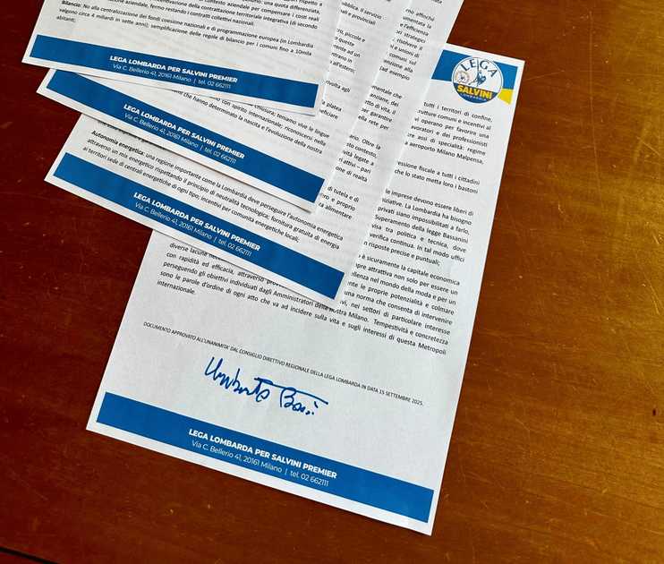La firma di Bossi sulla 'Carta della Lombardia': "Sottoscrivo con stesso spirito giuramento che non si spegne"