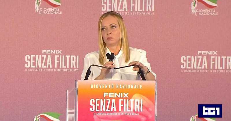 Meloni tra ragazzi di Gioventù Nazionale: "Al centro il merito rimosso da sinistra sessantottina"