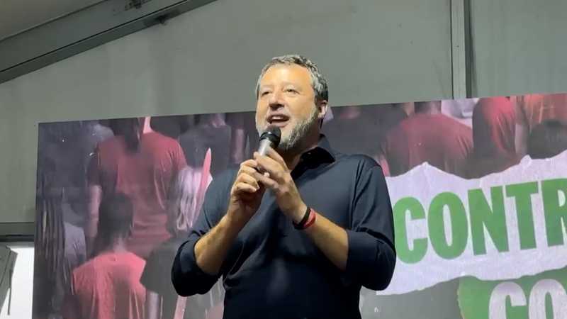 Salvini a Pontida in maglia nera per Charlie Kirk: “Noi non abbiamo l’armocromista, ce lo organizziamo da soli il look”