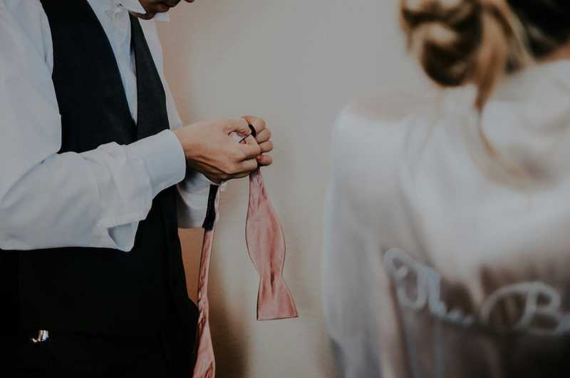 Alghero, sposo scompare durante il ricevimento: la sposa lo scopre con un'altra donna nella camera nuziale
