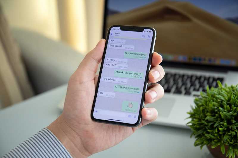 Chat control, il regolamento Ue sui messaggi fa litigare i governi. Lotta alla pedofilia e rischi per la privacy, cosa prevede la proposta