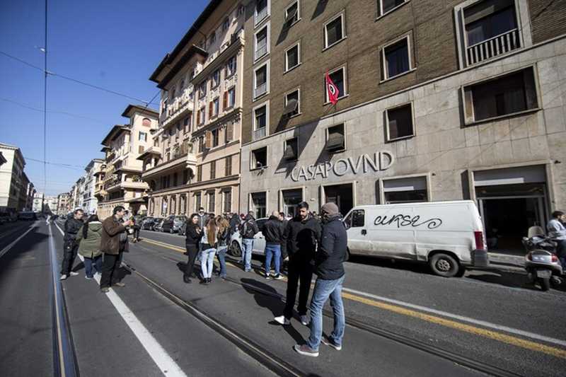 Chi finanzia CasaPound? Avvocati, imprenditori, giornalisti: ecco l’elenco