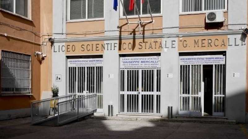 Provano a occupare il liceo per Gaza ma i portoni sono sbarrati, la scelta della preside del Mercalli di Napoli: «Chiuso a tempo indeterminato»