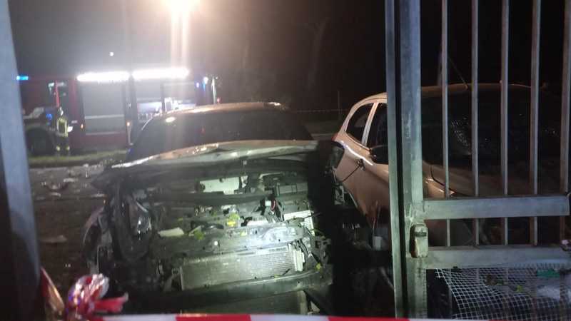 Bomba distrugge le auto del giornalista Sigfrido Ranucci e della figlia davanti alla casa a Pomezia. “Ordigno in grado di uccidere