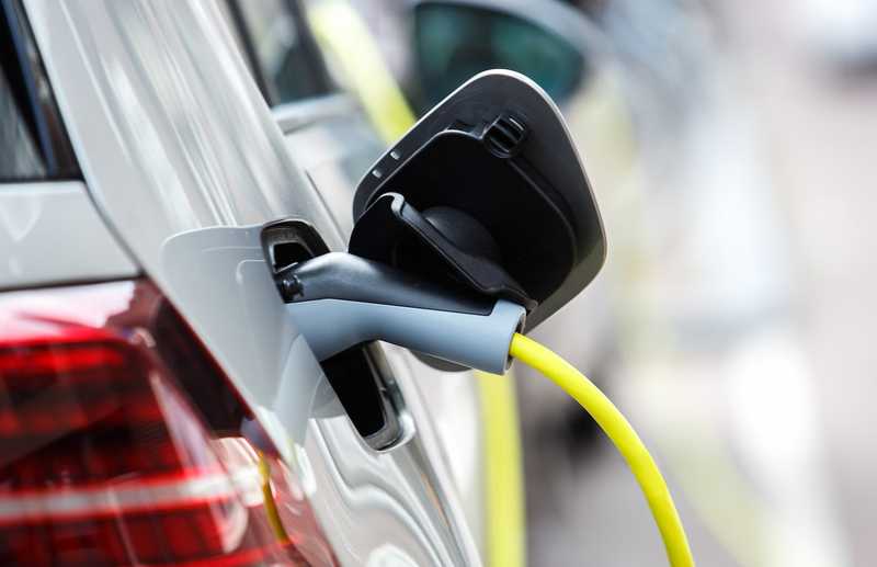 Le ibride plug-in emettono quasi quanto le auto a benzina: lo studio che smentisce i dati ufficiali dei test
