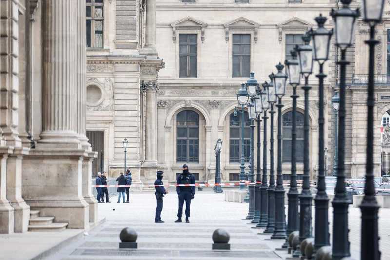 Cosa è successo nei 7 minuti della rapina al Louvre: dal travestimento da operai alla fuga in scooter