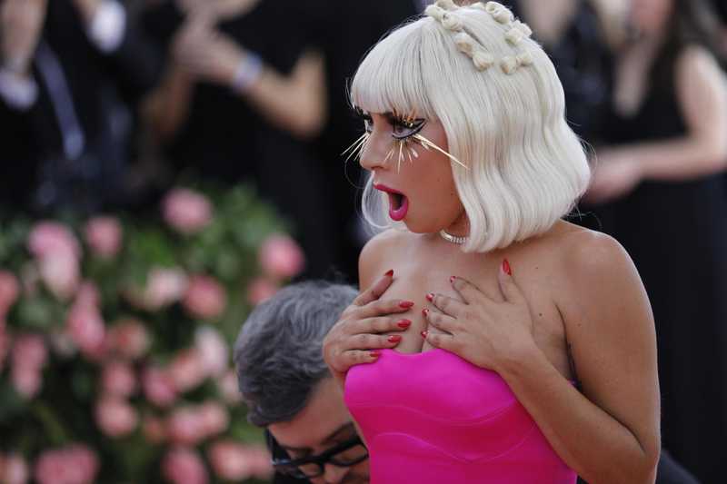 Centinaia di fan truffati al concerto di lady gaga: «ho speso mille euro, ma i biglietti erano tutti falsi. lo abbiamo scoperto all'entrata»