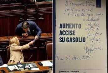 Governo Meloni: Conte regala libro con dedica speciale