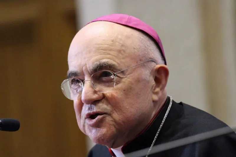 Re Carlo prega con il Papa, lo sfogo di Viganò: "Massone eretico del Nuovo ordine mondiale
