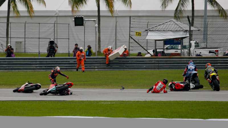 Grave incidente in Moto3, Josè Rueda tampona Noah Dettwiler: "Avrà bisogno di interventi multipli