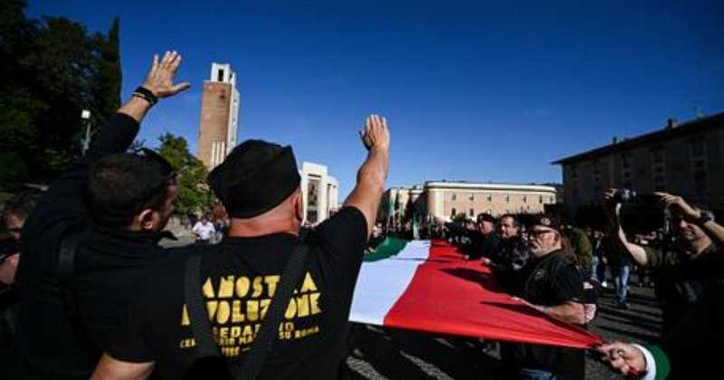 Saluti romani a Predappio, trenta identificati dalla Procura