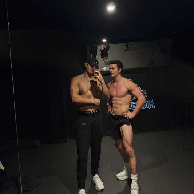 Benson Boone sfoggia un fisico scolpito in palestra