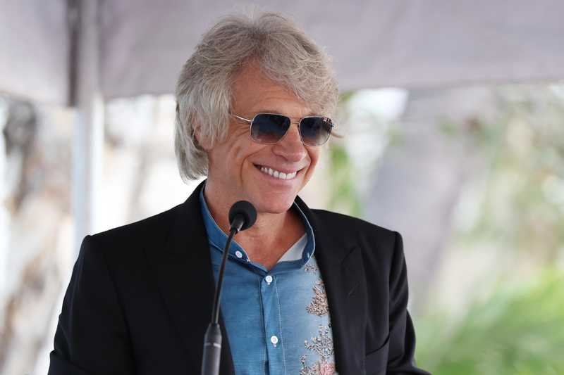 Jon Bon Jovi non è solo una leggenda del rock, ma ora si cimenta in un ruolo inedito e sorprendente: quello di nonno narratore.