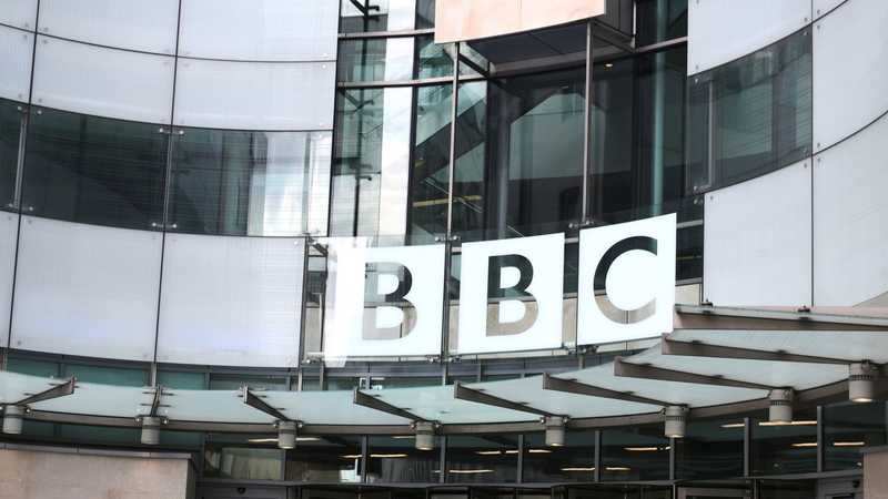Dimissioni ai vertici della Bbc: cause e conseguenze